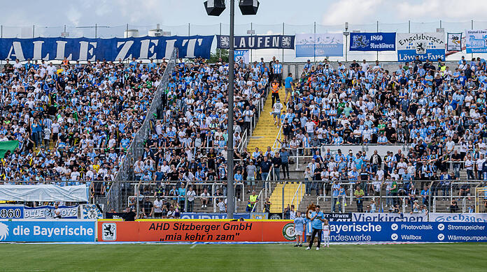 Die Löwenfans in der Westkurve des Grünwalder Stadions.
