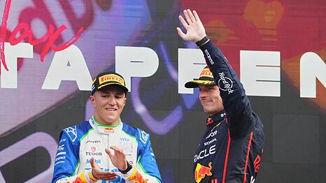 Im kommenden Jahr fährt Hadjar (l) zusammen mit Max Verstappen. (Archivbild)