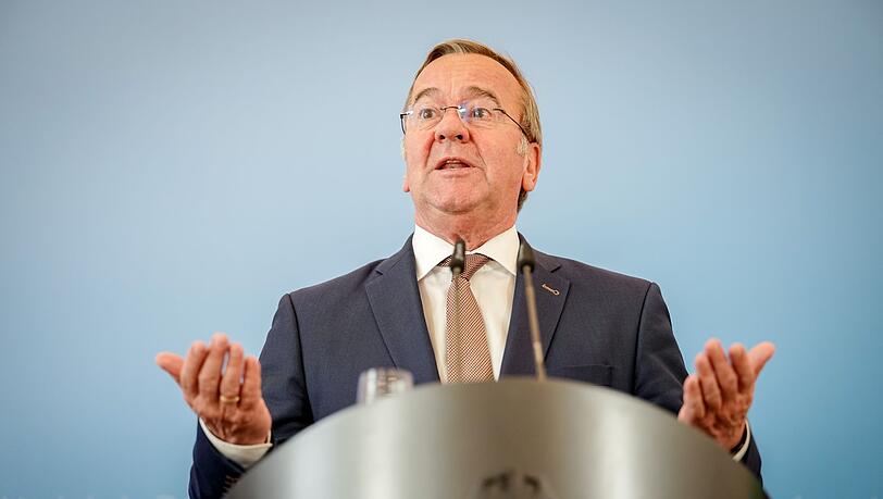 Bei einer Pressekonferenz wird Verteidigungsminister Boris Pistorius (SPD) auf die Eckpunkte f&uuml;r den Zivilschutz angesprochen.