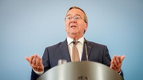 Bei einer Pressekonferenz wird Verteidigungsminister Boris Pistorius (SPD) auf die Eckpunkte f&uuml;r den Zivilschutz angesprochen.