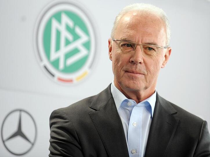 "Ja gut, äh, sicherlich" - Franz Beckenbauer stärkt Michael Ballack den Rücken.