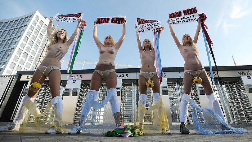 Oben ohne protestieren Frauen der Organisation FEMEN in Kiew gegen Prostitution - die ihrer Meinung nach zur Fußball-EM rapide zunehmen wird.