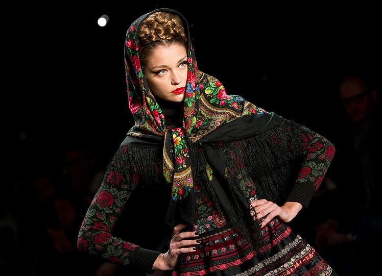 Eigenwillige Trends präsentiert das Label Lena Hoschek auf einer Modenschau im Zelt auf der Strasse des 17. Juni in Berlin zur Fashion Week.