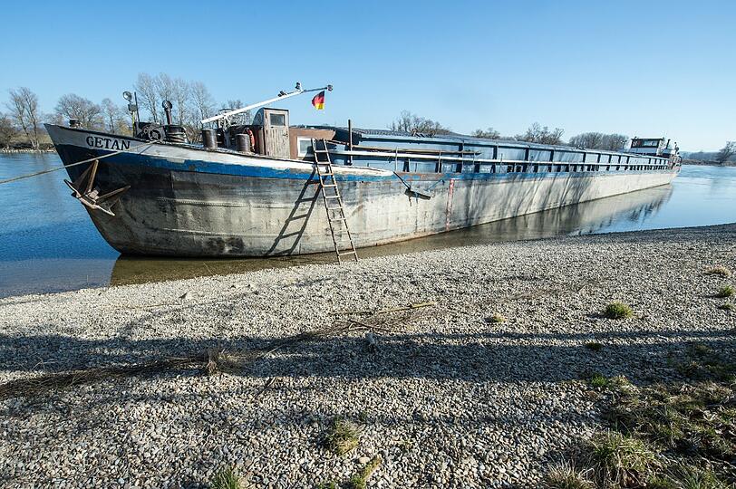 Ein Schiff liegt am 24.02.2014 nahe Winzer (Bayern) am Donauufer.