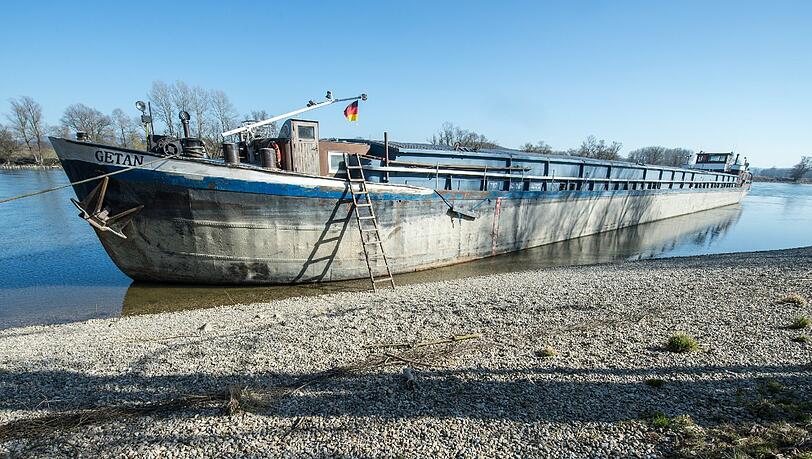 Ein Schiff liegt am 24.02.2014 nahe Winzer (Bayern) am Donauufer. Ein Schiff liegt am 24.02.2014 nahe Winzer (Bayern) am Donauufer.