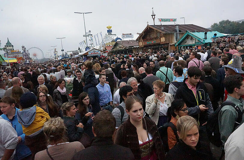 Alles drängt auf die Wiesn und in die Zelte. Die Bilder vom großen Ansturm aufs Oktoberfest am Freitag.