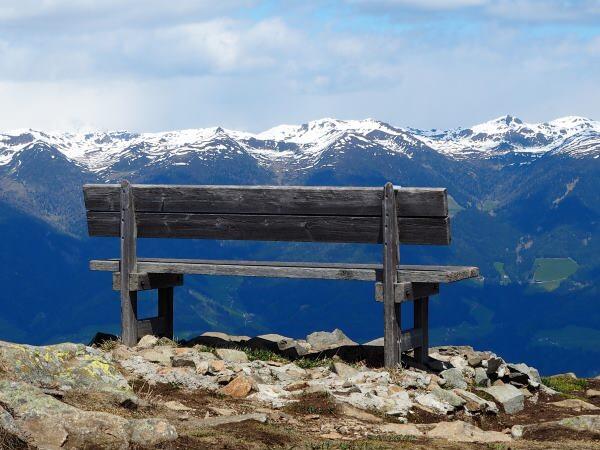 Vom Astjochgipfel bietet sich ostwärts ein herrlicher Blick ins Brunecker Tal.