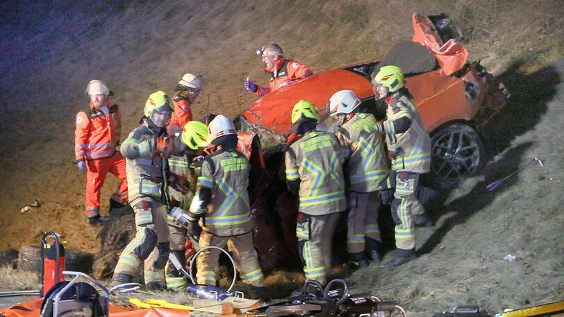 Die beiden Sportwagen sind Schrott, die A94 gleicht einem Trümmerfeld. Die Bilder vom schweren Unfall am Samstagabend.