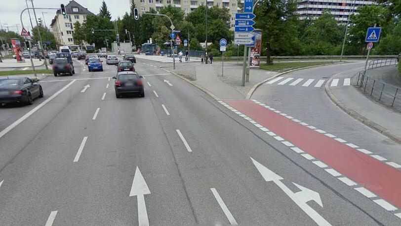 Den roten Radlerstreifen will der Bezirksausschuss entfernen lassen - aus Sicherheitsgründen. Den roten Radlerstreifen will der Bezirksausschuss entfernen lassen - aus Sicherheitsgründen.