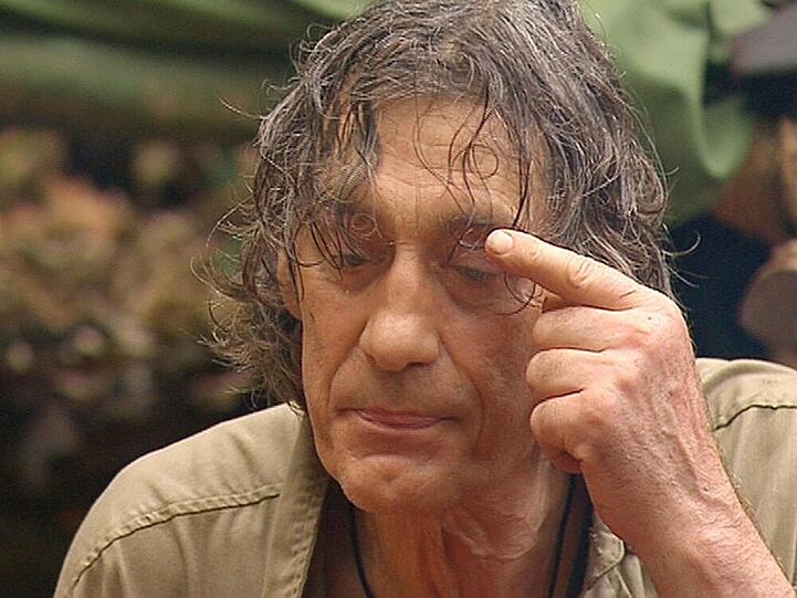 TAG 10 Winfried Glatzeder sorgt für das erste Schönheits-OP-Geständnis im Dschungel: "Auch ich habe eine Schönheitsoperation gemacht. Ich hatte ganz, ganz dolle Tränensäcke. Ich habe mir eine Schönheitschirurgin in Berlin gesucht. Sie verkürzt auch Schamlippen, also sie kann alles. Und dann habe ich diese dicken Fettpolster raus machen lassen&hellip; Ich bin dadurch nicht jünger geworden, aber ich hasste diese Fettpolster."