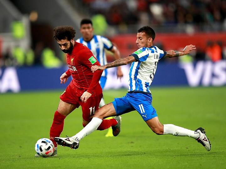Mohamed Salah (l) zog mit dem FC Liverpool nach dem Sieg gegen CF Monterry ins Finale der Club-WM ein.