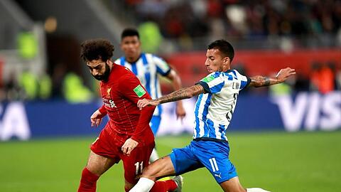 Mohamed Salah (l) zog mit dem FC Liverpool nach dem Sieg gegen CF Monterry ins Finale der Club-WM ein.
