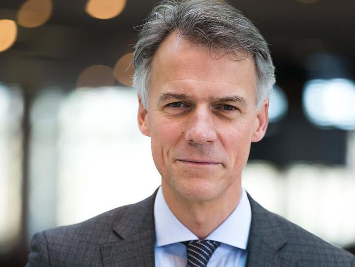 Claus-Dietrich Lahrs schaut in die Kamera. Foto: Thomas Niedermüller/dpa