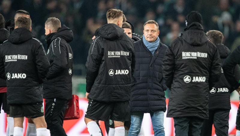 Hannovers Trainer André Breitenreiter musste seine Spieler nach der Niederlage gegen Bremen wieder aufbauen. Hannovers Trainer André Breitenreiter musste seine Spieler nach der Niederlage gegen Bremen wieder aufbauen.