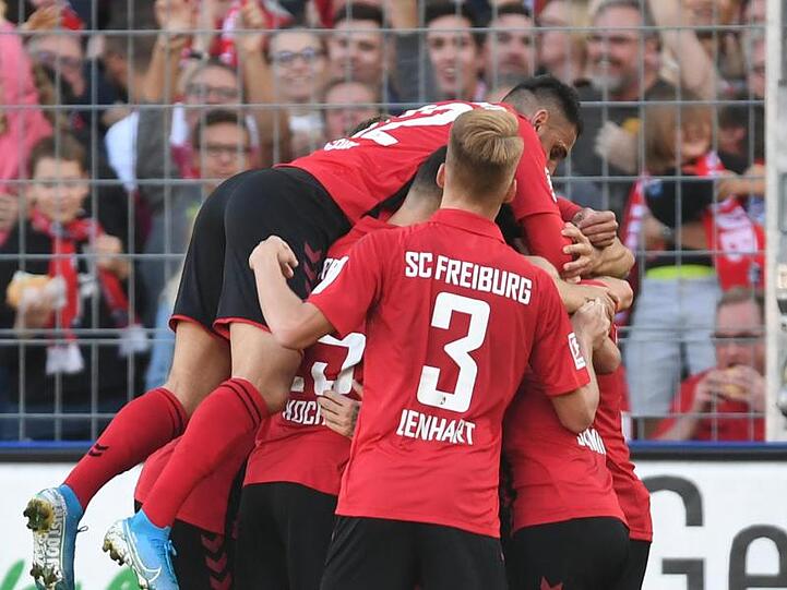 Freiburgs Spieler bejubeln das 1:0 kurz vor dem Halbzeitpfiff.