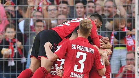 Freiburgs Spieler bejubeln das 1:0 kurz vor dem Halbzeitpfiff.