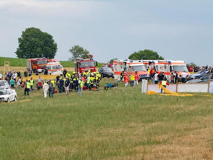 Sicherheitskräfte helfen den Verletzten an der Unfallstelle. Foto: Jan Huebner