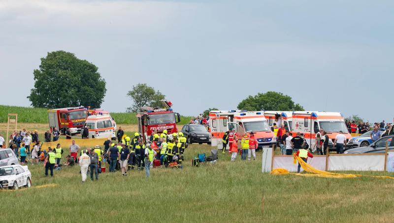 Sicherheitskräfte helfen den Verletzten an der Unfallstelle. Foto: Jan Huebner Sicherheitskräfte helfen den Verletzten an der Unfallstelle. Foto: Jan Huebner