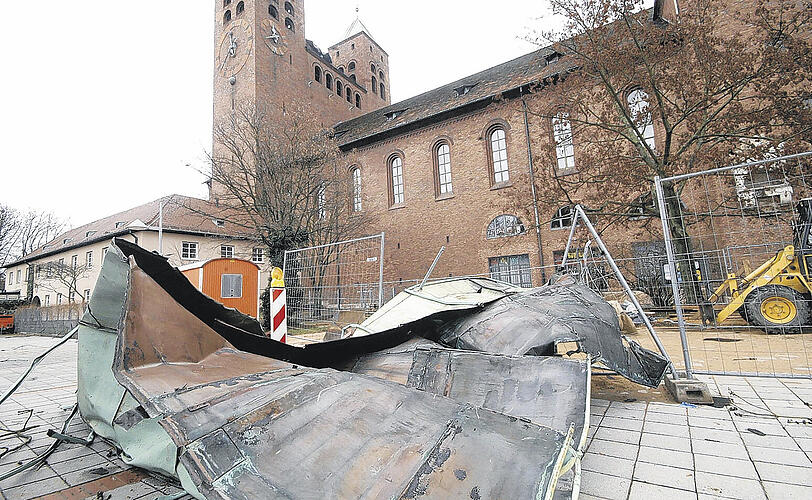 Im Nürnberger Stadtteil n Schniegling fiel ein über 100 Jahre alter Baum auf das Haus der Familie Ermann &ndash; es wurde niemand verletzt.
