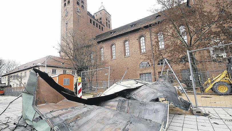 Im Nürnberger Stadtteil n Schniegling fiel ein über 100 Jahre alter Baum auf das Haus der Familie Ermann – es wurde niemand verletzt. Im Nürnberger Stadtteil n Schniegling fiel ein über 100 Jahre alter Baum auf das Haus der Familie Ermann – es wurde niemand verletzt.