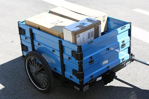 Auf diesem Anhänger können die Pakete transportiert werden. Auf diesem Anhänger können die Pakete transportiert werden.