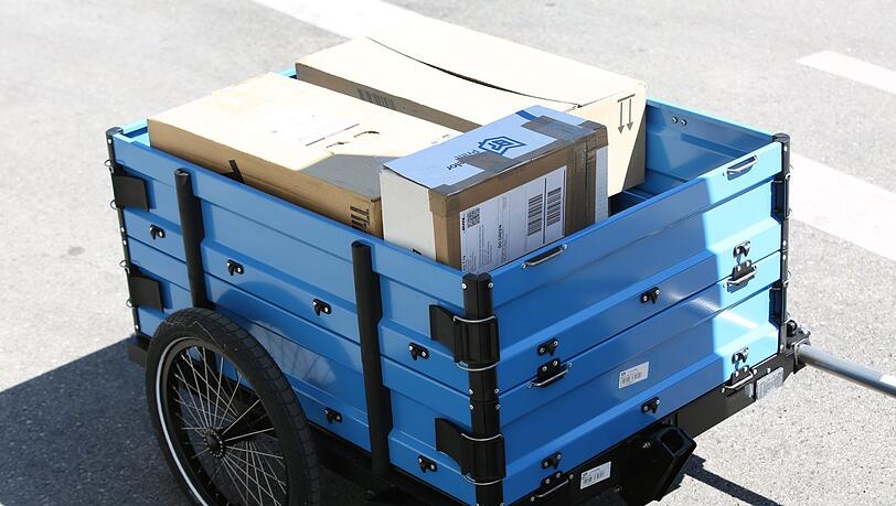 Auf diesem Anhänger können die Pakete transportiert werden. Auf diesem Anhänger können die Pakete transportiert werden.