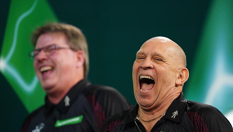Ansager Russ Bray (r) war über Jahrzehnte die Stimme des Darts-Sports.