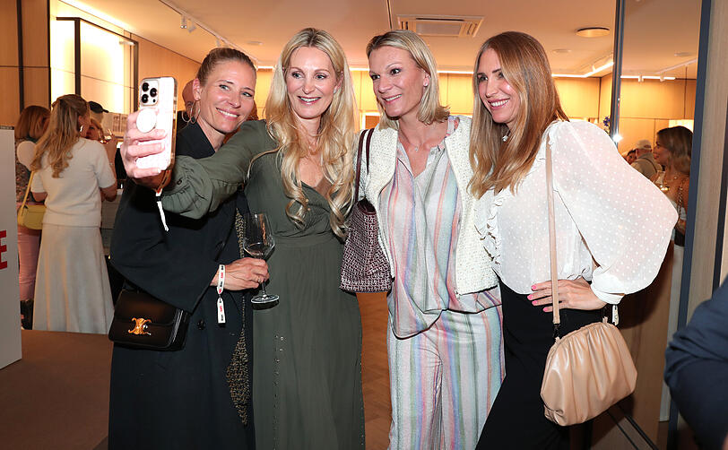 Ski-Star Maria H&ouml;fl-Riesch (2. v. r.) mit Influencerin Julia Pohl (2.v.l.) und Anja Gr&auml;fin von Keyserlingk (r.).