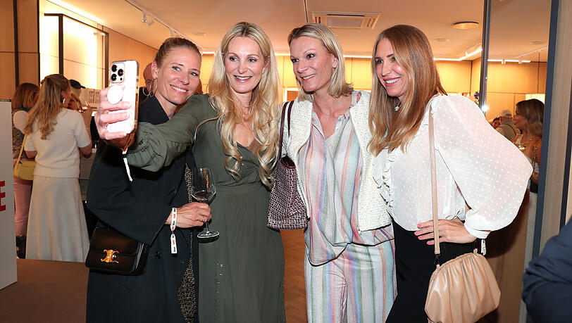 Ski-Star Maria H&ouml;fl-Riesch (2. v. r.) mit Influencerin Julia Pohl (2.v.l.) und Anja Gr&auml;fin von Keyserlingk (r.).