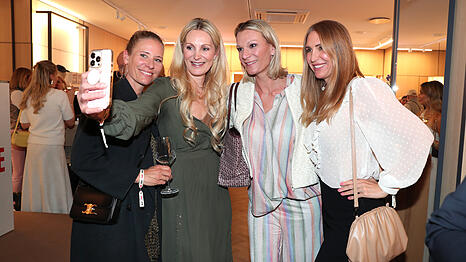 Ski-Star Maria H&ouml;fl-Riesch (2. v. r.) mit Influencerin Julia Pohl (2.v.l.) und Anja Gr&auml;fin von Keyserlingk (r.).