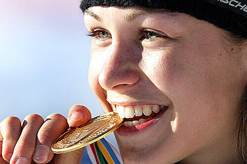 Der Bisstest beweist: die Medaille ist echt.