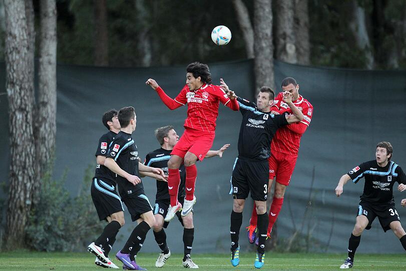 Probespieler Guillermo Vallori hat am Montag beim 2:0-Sieg der Löwen gegen Thun den ersten Härtetest im 1860-Trikot bewältigt - die Bilder.
