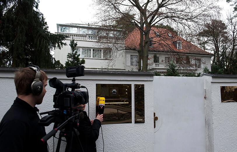 Jetzt also doch &ndash; Hausdurchsuchung bei Christian Wulff. Bei den
Ermittlungen gegen den zurückgetretenen Bundespräsidenten soll die
Staatsanwaltschaft Computer sichergestellt haben. (Archivbilder)
