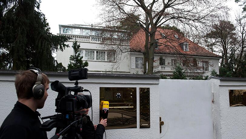 Jetzt also doch &ndash; Hausdurchsuchung bei Christian Wulff. Bei den
Ermittlungen gegen den zurückgetretenen Bundespräsidenten soll die
Staatsanwaltschaft Computer sichergestellt haben. (Archivbilder)