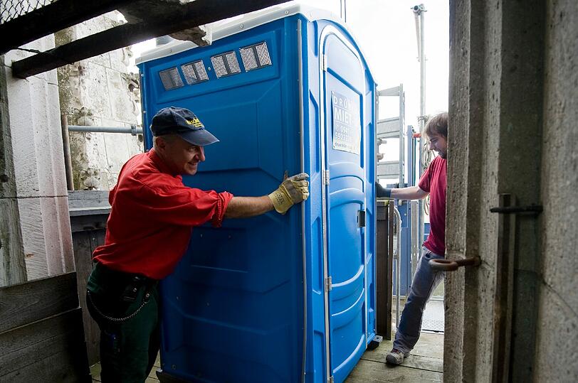 Fuer die Restauratoren am Regensburger Dom wurde in 50 Metern Hoehe eine Dixi-Toilette angebracht.