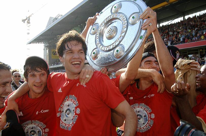 Platz 1: FC Bayern
2005 spielten Michael Ballack, Sebastian Deisler, Thorsten Frings für Bayern und schafften fünfzehn Siege in Folge. Schon lange bevor die Saison vorbei war, wurde die Meisterschaft klar gemacht. Am Ende waren es 14 Punkte Vorsprung auf Schalke 04, die in dieser Saison Zweiter wurden.