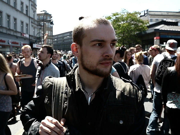 Eric Stehfest fungiert nicht nur als Hauptdarsteller Chris, sondern auch als Regisseur der Webserie