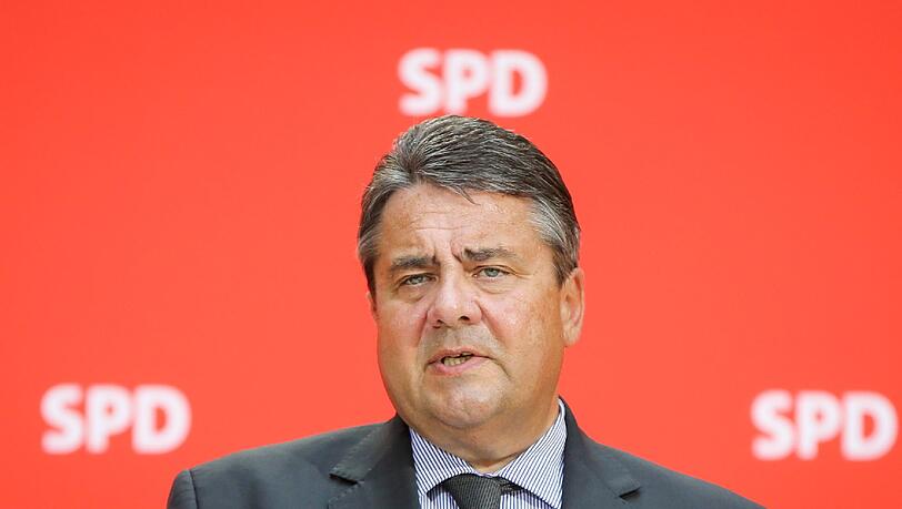 Sigmar Gabriel über die Politiker der AfD: "Die wollen zurück in die verklemmte und verdruckste alte westdeutsche Republik der 60er Jahre." Sigmar Gabriel über die Politiker der AfD: "Die wollen zurück in die verklemmte und verdruckste alte westdeutsche Republik der 60er Jahre."