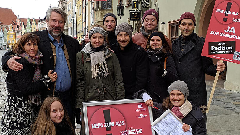 Protest: Dieter Fischer (2.v.l. oben) mit Theatermitarbeitern.