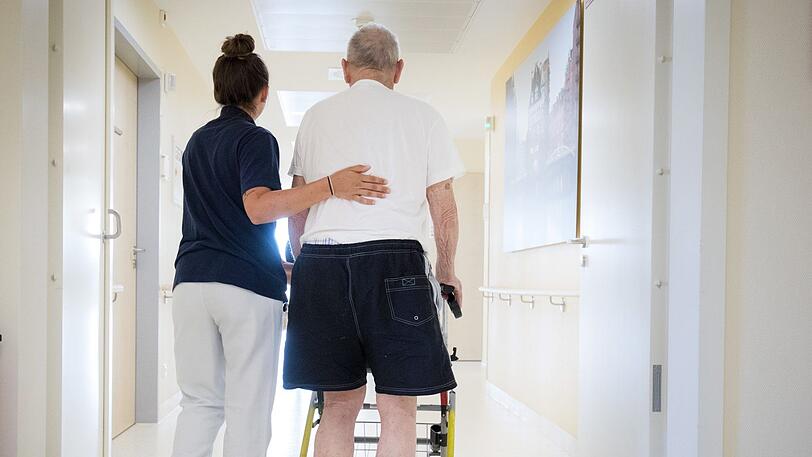 Beschäftigte der München Klinik, die schon eine Münchenzulage bekommen, sollen künftig 270 Euro erhalten, weitere Tarifbeschäftigte würden erstmals eine Zulage in Höhe von 135 Euro bekommen.