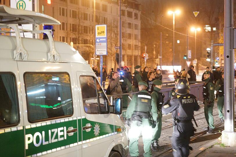 Das Lager der Flüchtlinge am Sendlinger Tor Platz wird von Einsatzkräften geräumt - die Bilder!