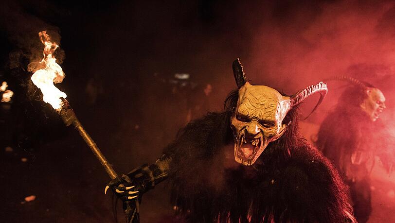 Der will doch nur spielen: Am Sonntag ist Krampuslauf. Der will doch nur spielen: Am Sonntag ist Krampuslauf.