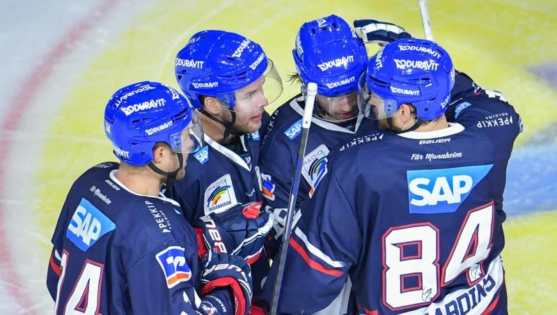 Weiter an der Spitze der DEL: Adler Mannheim. Weiter an der Spitze der DEL: Adler Mannheim.