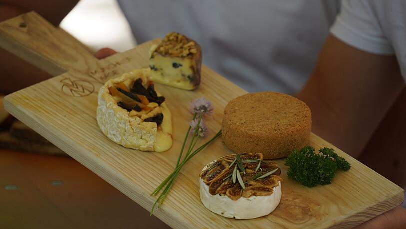 Von links: der Obstler, der Portugiese mit Walnüssen, der Ziegen-Camembert mit Feigen und der Brezenkas. Von links: der Obstler, der Portugiese mit Walnüssen, der Ziegen-Camembert mit Feigen und der Brezenkas.