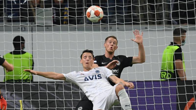 Frankfurts Erik Durm (r) und Istanbuls Mesut Özil kämpfen um den Ball.