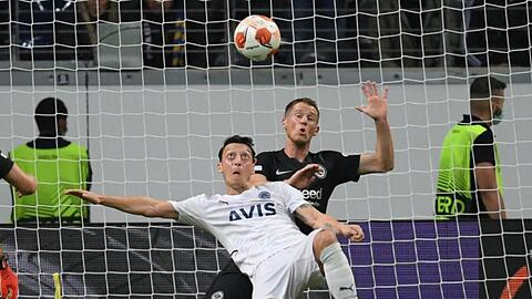 Frankfurts Erik Durm (r) und Istanbuls Mesut Özil kämpfen um den Ball.