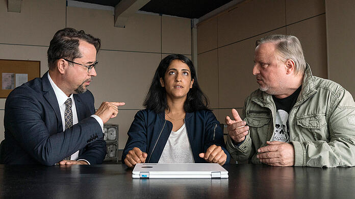 Versuchen Annika Kröger (Banafshe Hourmazdi) von Thiels Unschuld zu überzeugen: Boerne (Jan Josef Liefers) und Thiel (Axel Prahl, r).