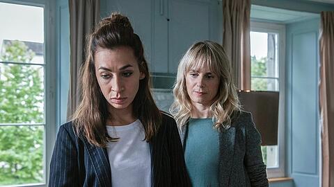 "Tatort: Seilschaft": Tessa Ott (l.) und Isabelle Grandjean (Anna Pieri Zuercher) ermitteln in einem Kinderheim.