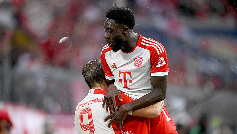 Dreimal legte Alphonso Davies (re.) diese Saison auf – zweimal davon für Harry Kane.