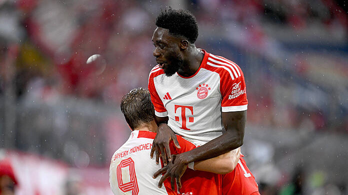 Dreimal legte Alphonso Davies (re.) diese Saison auf – zweimal davon für Harry Kane.